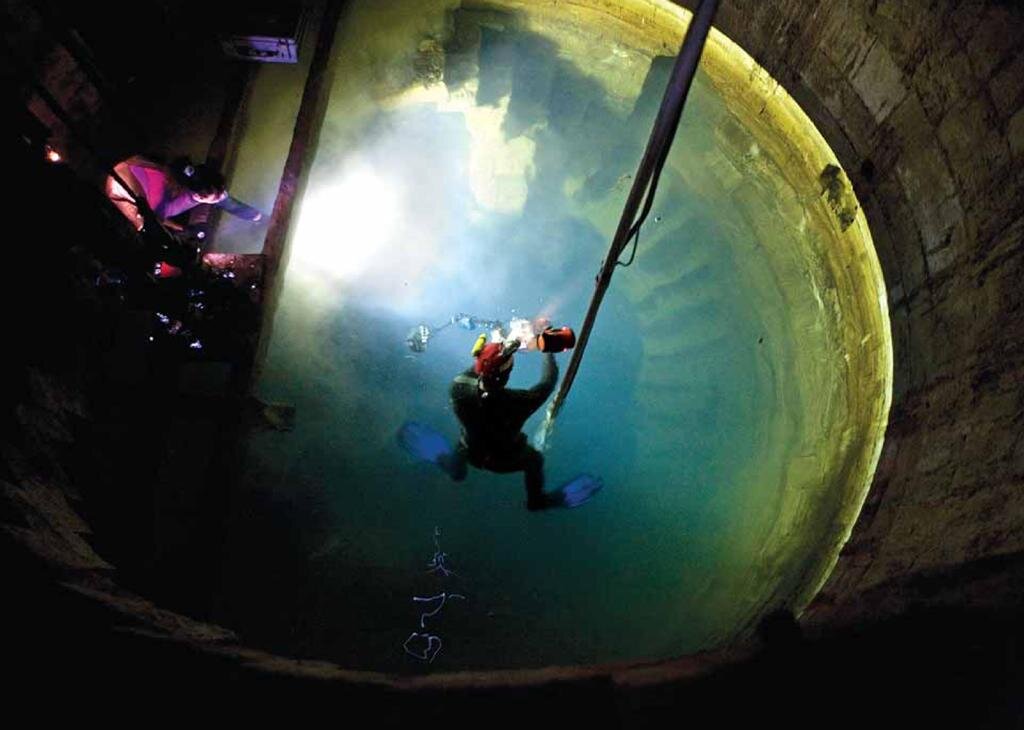 Βύθιση στα νερά του castellum - μια υπόγεια δεξαμενή βάθους 26 μέτρων. Το πηγάδι είναι γεμάτο με νερό έως και 8 μέτρα. Από το άρθρο «Ayasofya ve Topkapı». National Geographic, Νο. 3, 2010, σελ. 62