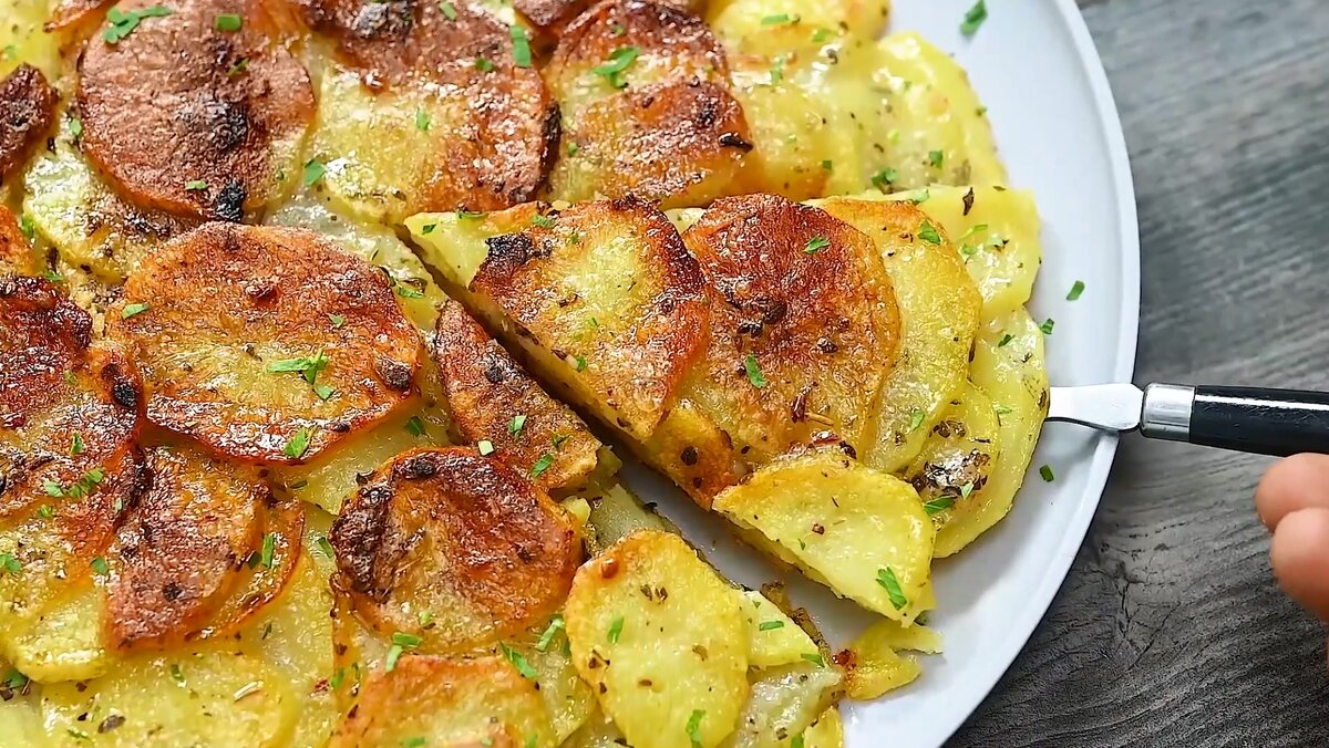 Румяный, сочный и очень ароматный картофельный пирог - простое и оригинальное второе блюдо, которое непременно понравится всем домашним как скоростью приготовления, так и отменным вкусом!  Фото: cooktoria.com