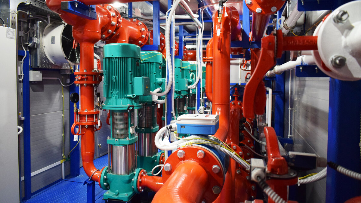 насосное оборудование внутри станции