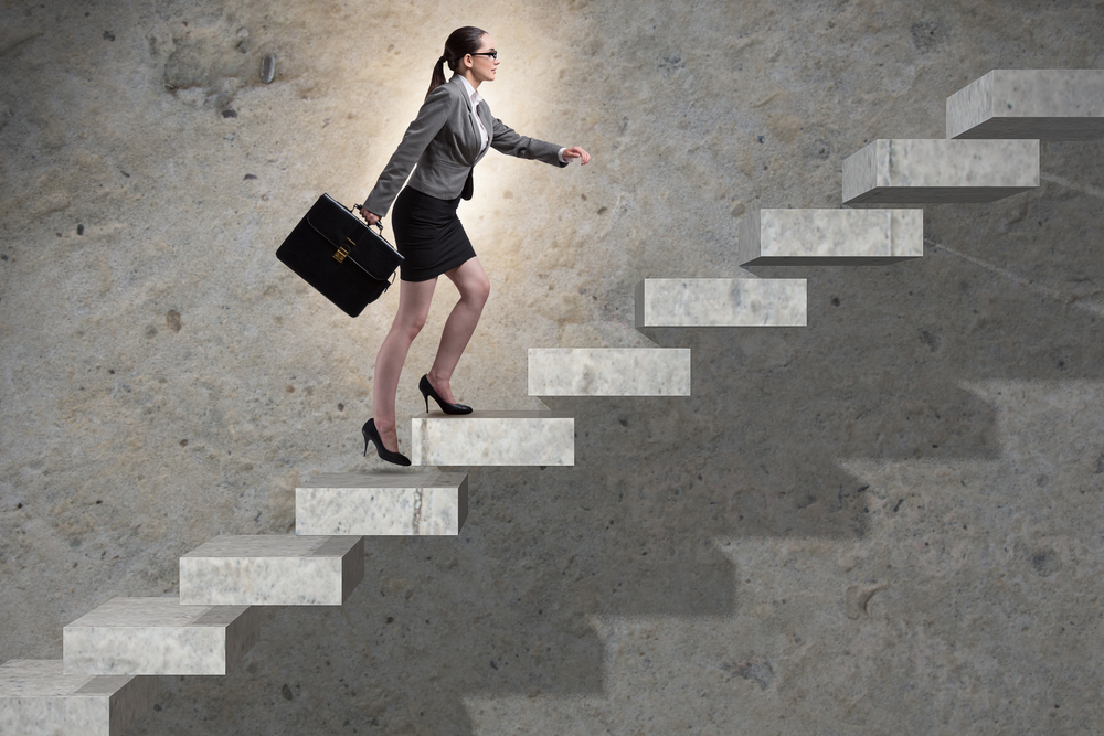 подняться по карьерной лестнице. человек на лестнице. человек на карьерной лестнице. карьерный рост. человек поднимающийся по карьерной лестнице.