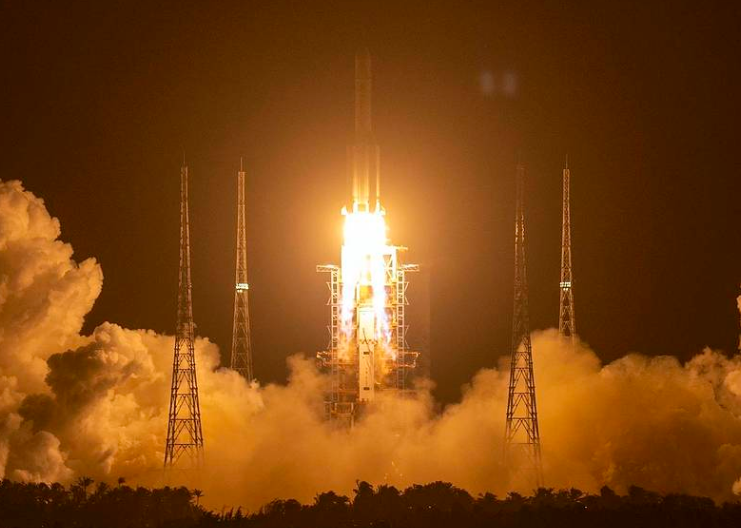 Запуск АМС "Чанъэ-5"  с космодрома Вэньчан, расположенного на острове Хайнань, при помощи ракеты-носителя  "Чанчжэн-5" 23 ноября 2020 года