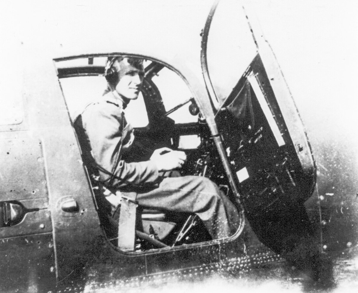 Александр Вильямсон в кабине своей "Аэрокобры"