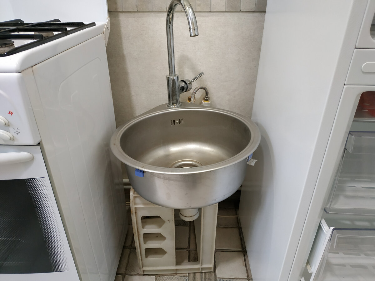 Вот и вся мебель! Даже мойка на кухне у нас пока пристроилась на советском пластиковом ящике для бутылок - миленько, но не очень удобно в повседневной жизни )))