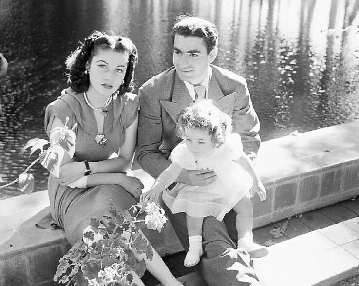 Шах Мохаммед с первой женой Фавзией и дочерью