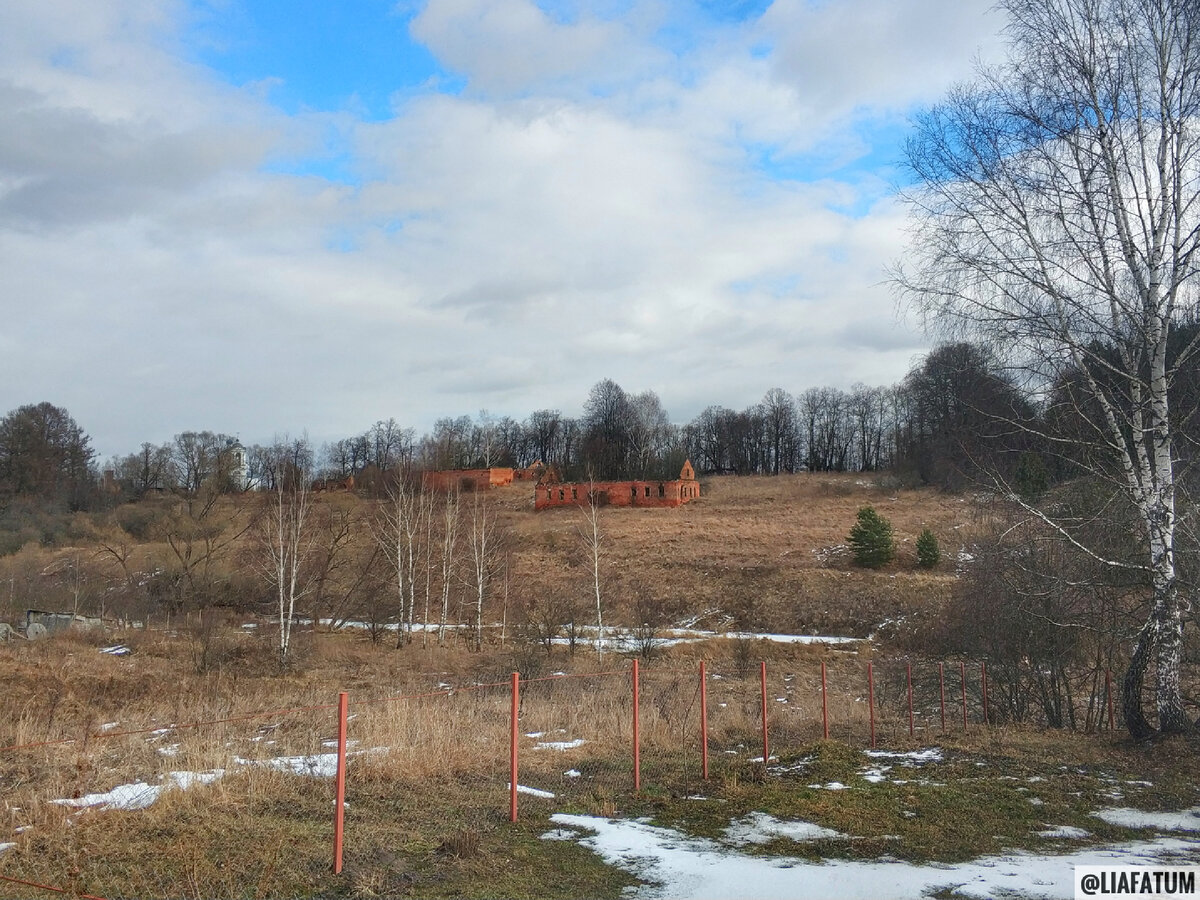 Руины видны уже на подъезде к селу. Находятся на вершине холма.