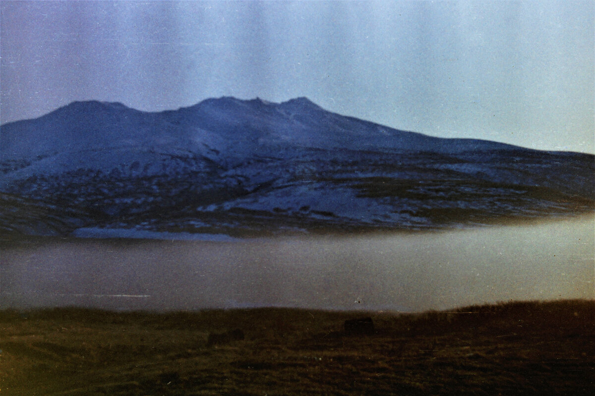 Небольшой туман с моря подсвеченный солнцем. Вот в голову не пришло сфотографировать роту в тумане!