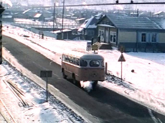 Несется по заснеженной Сибири театральный автобус.