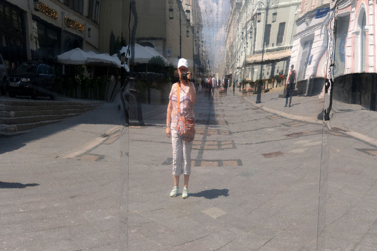 Очень понравился эффект зеркала с вытянутым изображением! 