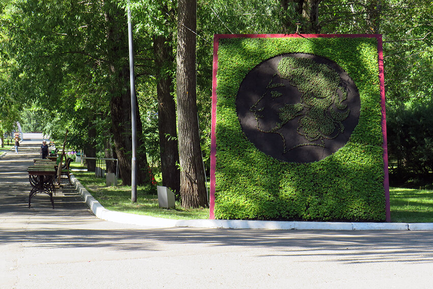 Уютные зеленые аллеи, интересные тематические площадки, веселые аттракционы - все это делает парк имени Пушкина в Саранске излюбленным местом отдыха.-5