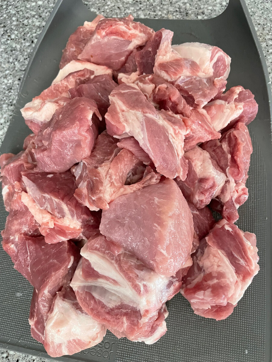 Мясо нарезать средними кусочками 