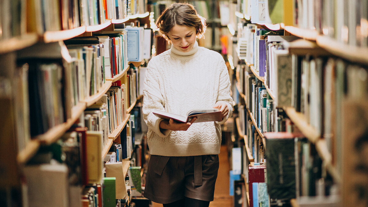 Книговед. Книговед профессия. книговед профессия картинка.