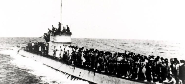 U 156 со спасенными людьми с "Лаконии"