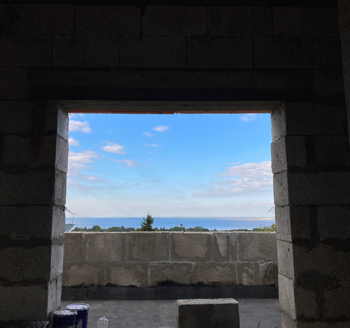 Это я воображаю, что присела на краешек кровати и смотрю в окно (фото мое)