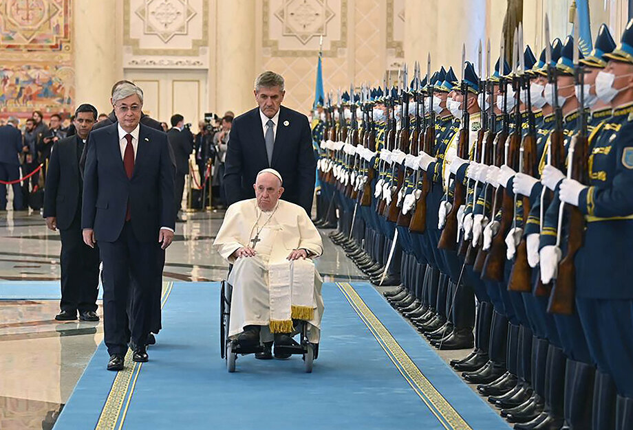 Президент Казахстана Касым-Жомарт Токаев и папа римский Франциск (слева направо) во время встречи. Фото: пресс-служба президента Республики Казахстан