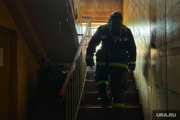    Пожарные эвакуировали жильцов из-за возгорания квартиры в многоэтажке