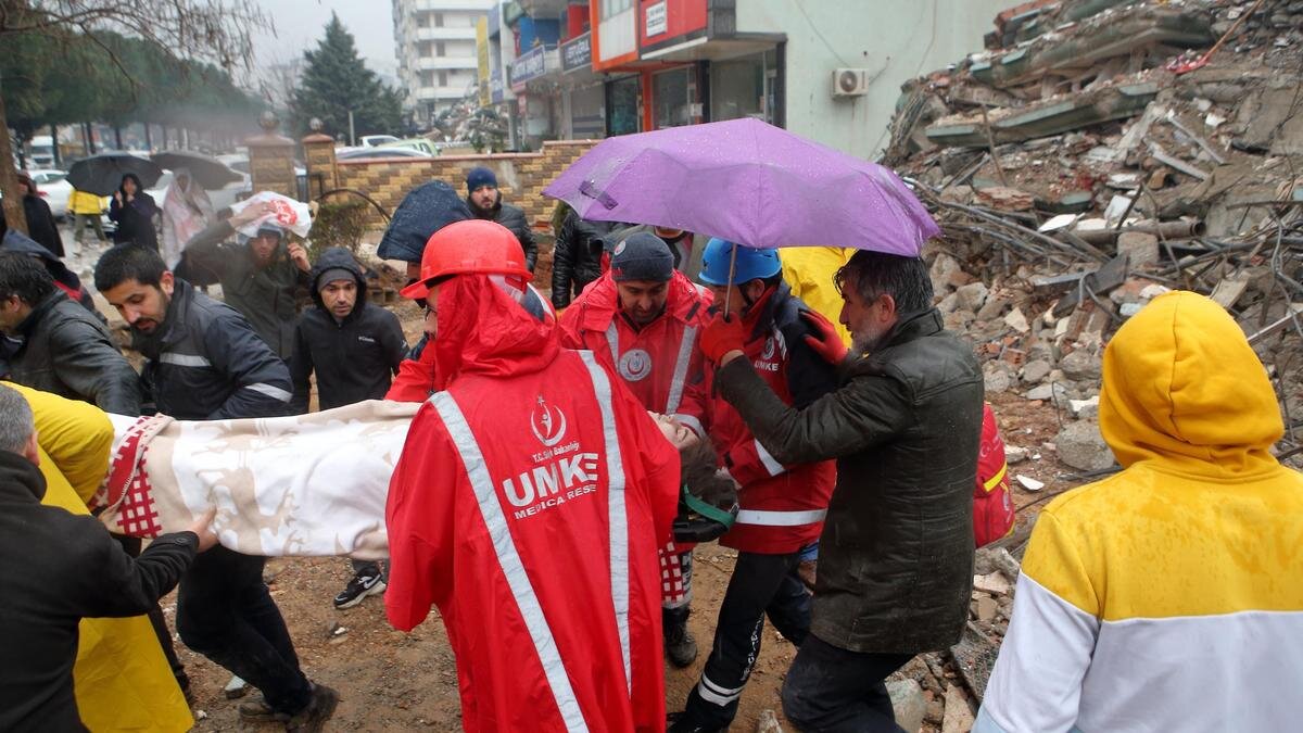    Спасатели на месте обвала здания в Кахраманмараше:Kemal Ceylan/Anadolu Agency via Getty Images