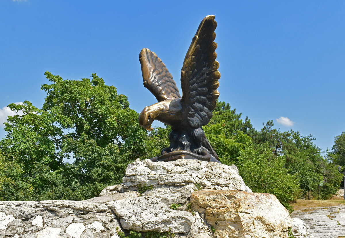 На гербе Пятигорска изображён орёл, сражающийся со змеей на фоне скал. Памятник с таким же сюжетом находится на горе Горячей, прямо в центре Пятигорска!