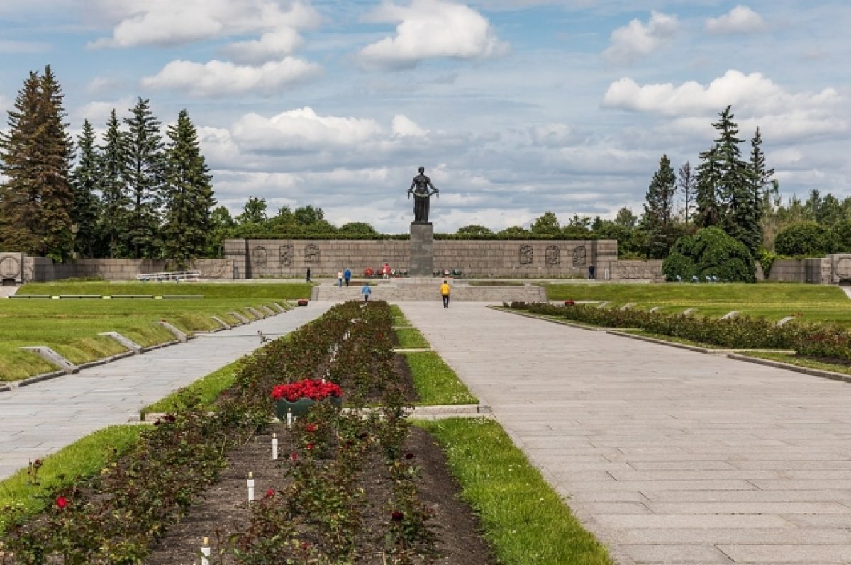    Желающих убраться на Пискарёвском мемориале столько, что им даже отказывают