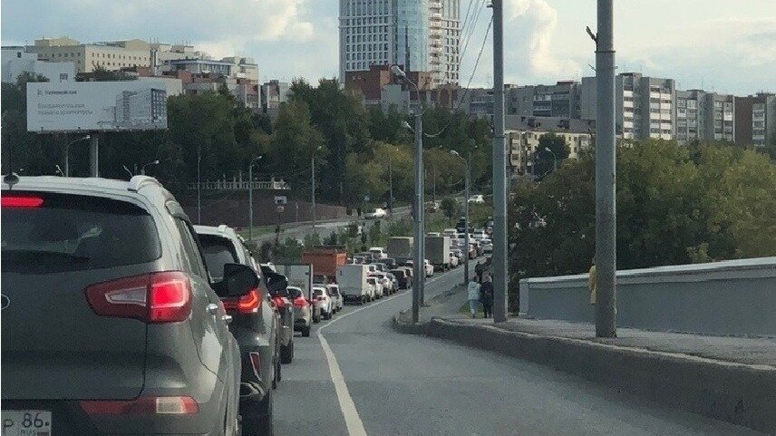     В областной столице фиксируются огромные пробки. Затор почти в 2 километра возник на улицах Одесской и Харьковской, здесь на перекрёстке столкнулись три машины. Скорость автомобилей снизилась до 3-5 км/ч.