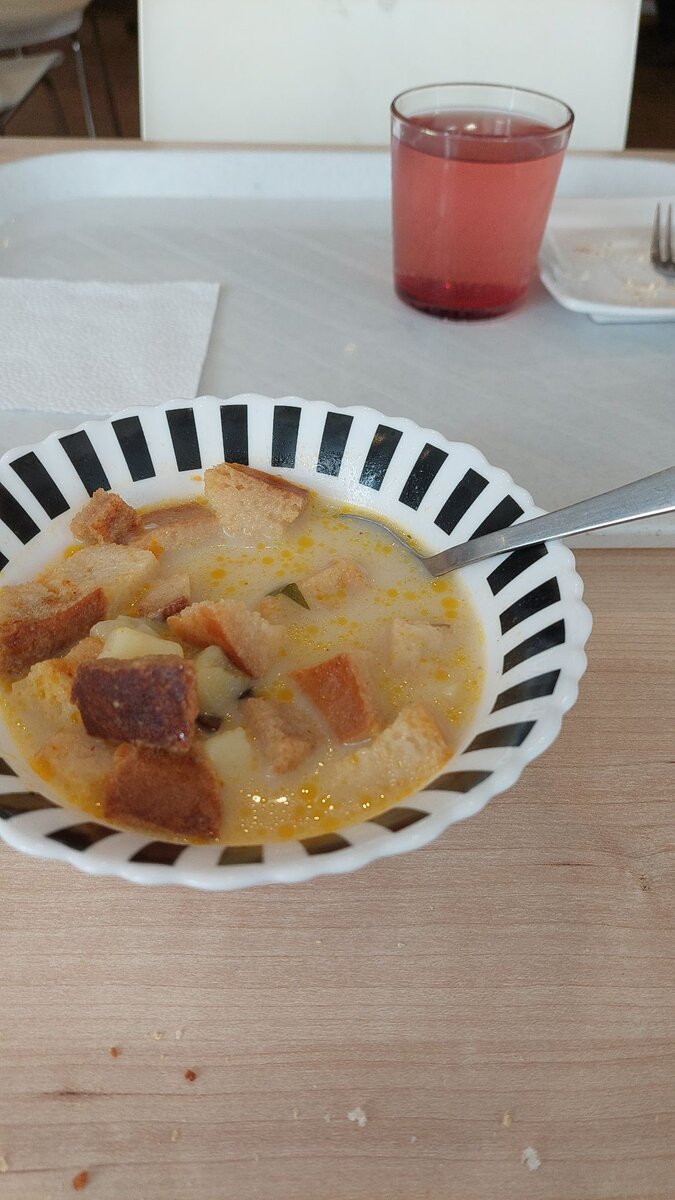 Это мой обед в столовке. Супчик, с сухариками салат, компот. Крошки на столе - не мои.