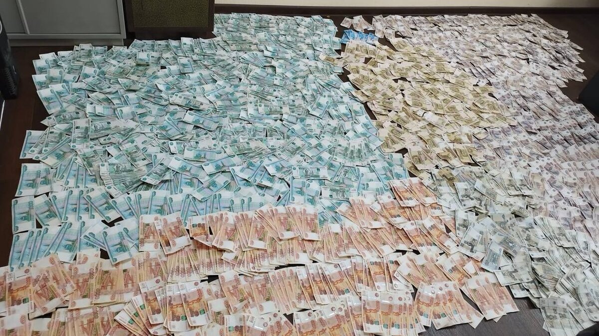     В Норильске будут судить сообщников, которые похитили из кинотеатра сейф с почти 4 млн рублей.