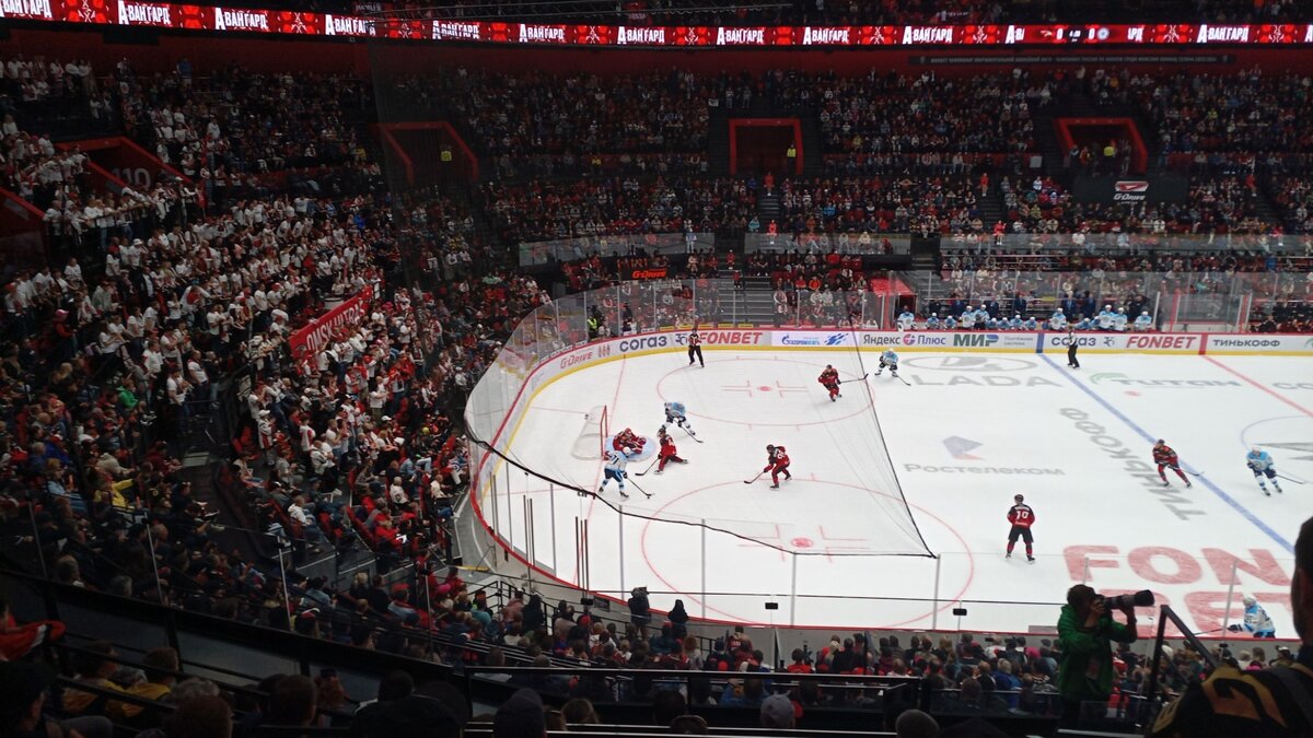     На льду G-Drive Арены «ястребы» в упорном противостоянии одолели новосибирскую «Сибирь» со счетом 2:1.