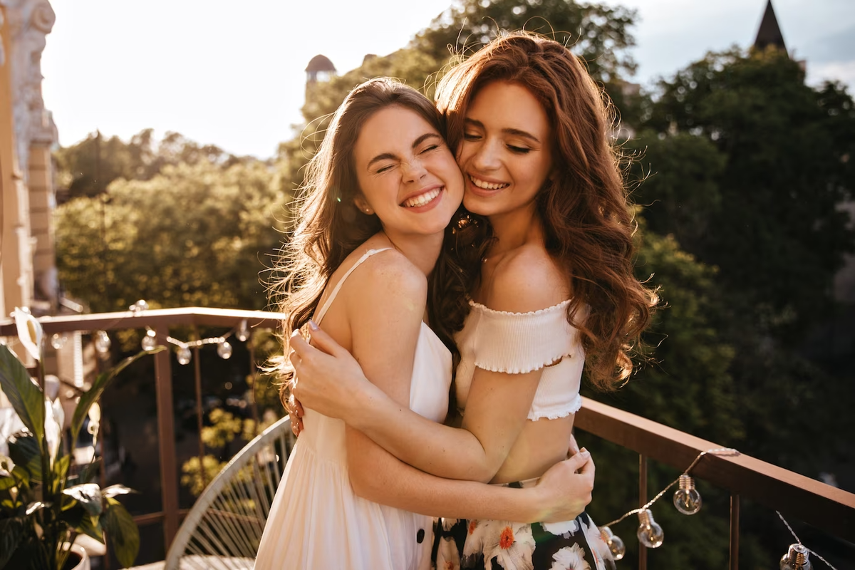 Pretty sister. Искренняя женщина. Women friends. Sincere woman.