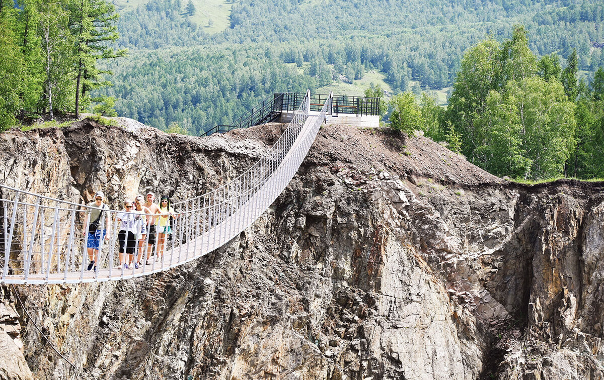 Подвесной мост над Туимским провалом завораживает. Не каждый осмелится по нему пройти