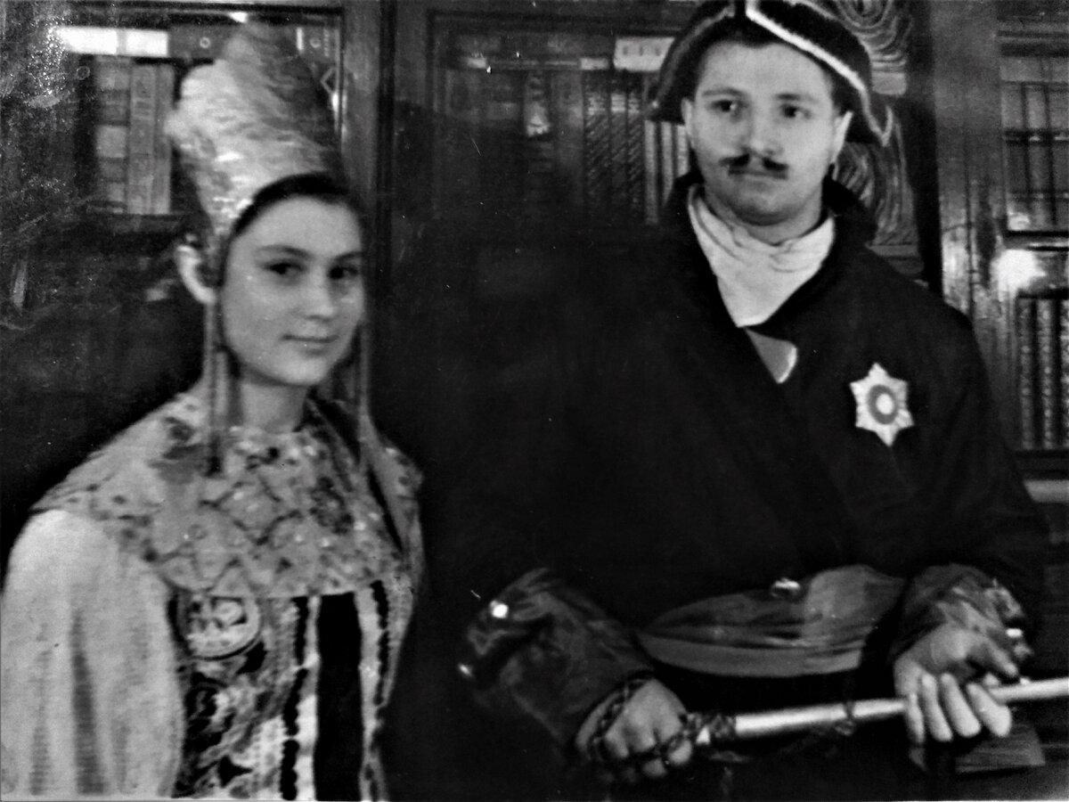 Петр I с боярыней (двоюродная сестра отца Вера с одноклассником). Фото из семейного архива