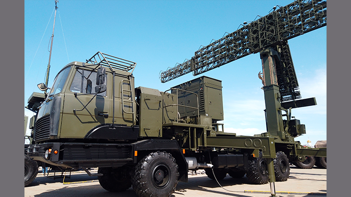 РОССИЙСКИЙ ВОЕННЫЙ РАДАР ДЛЯ СЛЕЖЕНИЯ ЗА ВОЗДУШНЫМИ ЦЕЛЯМИ (САМОЛЁТАМИ, ВЕРТОЛЁТАМИ, БЕСПИЛОТНЫМИ ЛЕТАТЕЛЬНЫМИ АППАРАТАМИ) И НАВЕДЕНИЯ НА НИХ СИСТЕМ ПРОТИВОВОЗДУШНОЙ ОБОРОНЫ В МИНСКЕ. ФОТО: VIDEOFROMEVERYWHERE/SHUTTERSTOCK