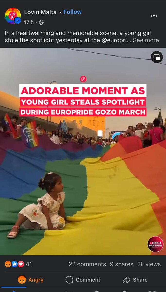 Это фрагмент видео, размещённого на портале газеты Loving Malta. Надпись:"Прекрасный момент, когда маленькая девочка привлекает к себе внимание во время парада Гордости на Гозо". 