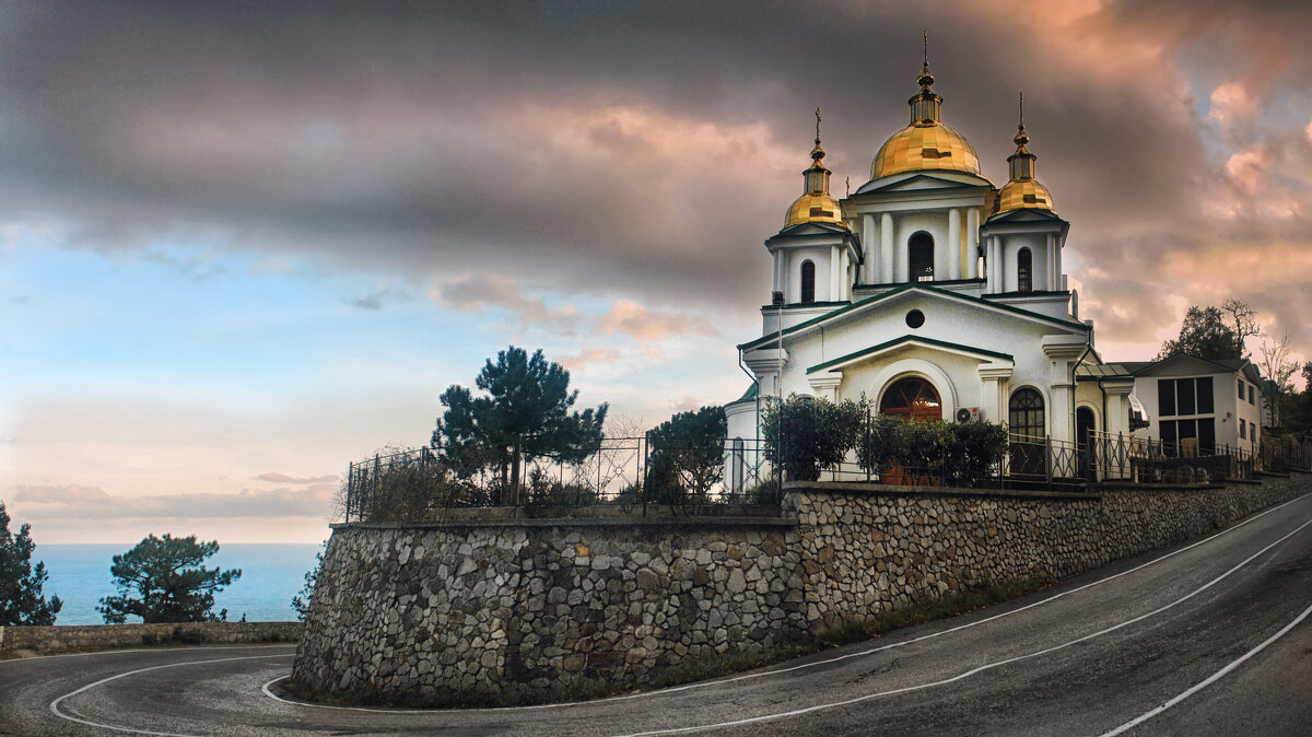 Архангела михаила ялта. Храм Святого Архистратига Михаила Крым. Храм Святого Архистратига Михаила (Ореанда). Ялта храм Святого Архистратига Михаила. Храм Архангела Михаила в Ореанде.