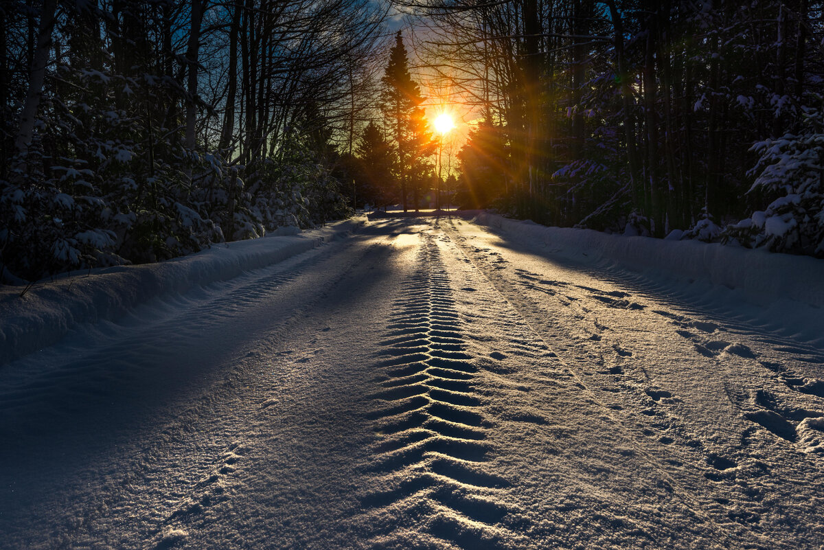 Тема зимней дороги. Зима дорога. Заснеженная дорога. Снег на дороге. Зимняя дорога в лесу.