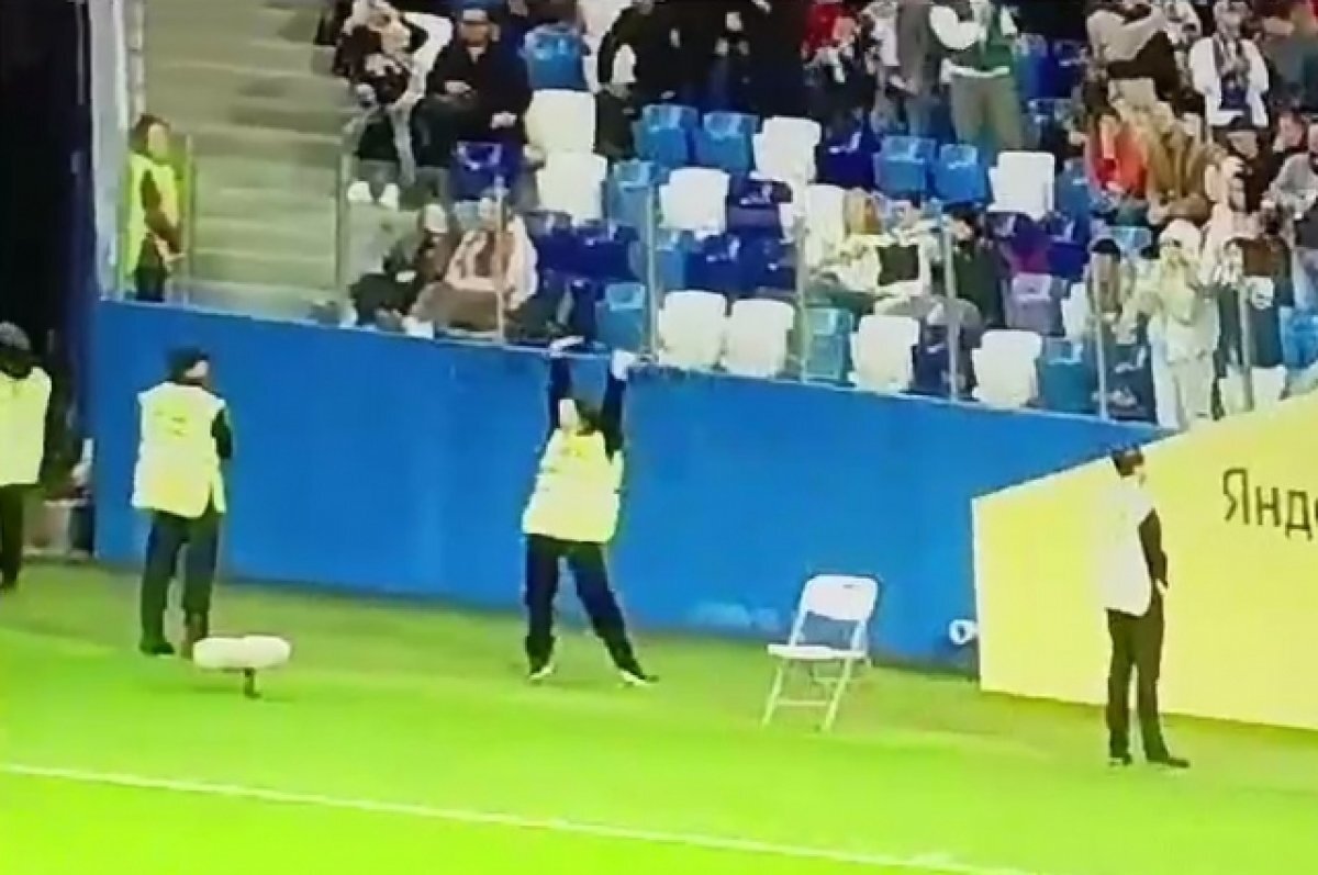    Стюард «Пари НН» зажигательно станцевала на матче со «Спартаком»