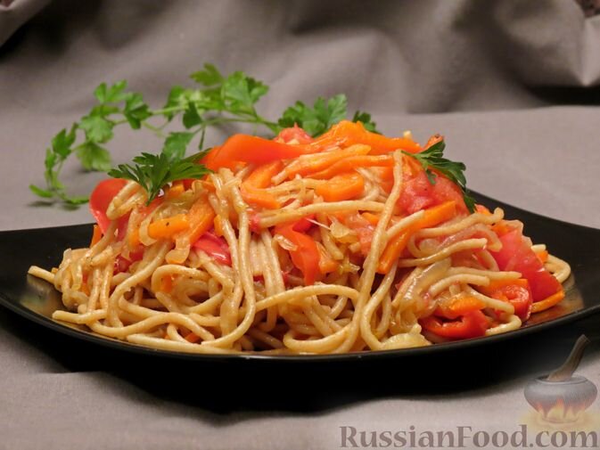 спагетти, перец болгарский красный, помидоры, морковь, лук репчатый, масло растительное, соль, перец чёрный молотый, зелень петрушки