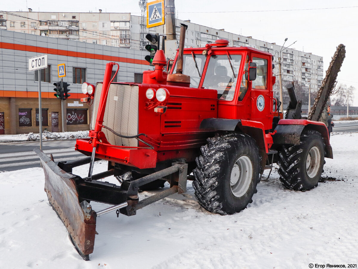 Трактор Т-150К с баровой установкой (грунторезом) и поворотным бульдозерным отвалом.