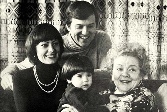 Виктория с мужем Фредериком, сыном Кристофером и матерью Зоей Федоровой