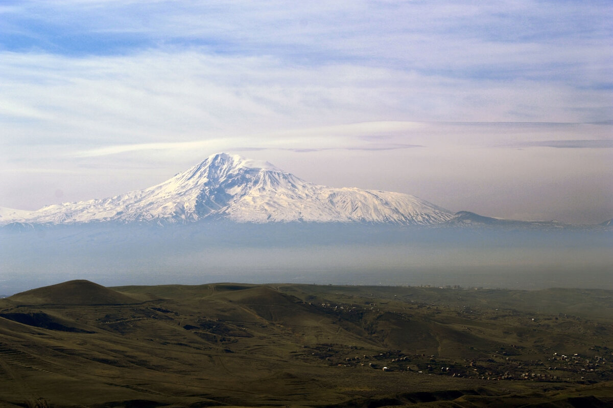 Арарат в турции или армении. Гора Арарат со стороны Турции. Вид горы Арарат со стороны Турции. Вулкан Арарат. Вид на гору Арарат.