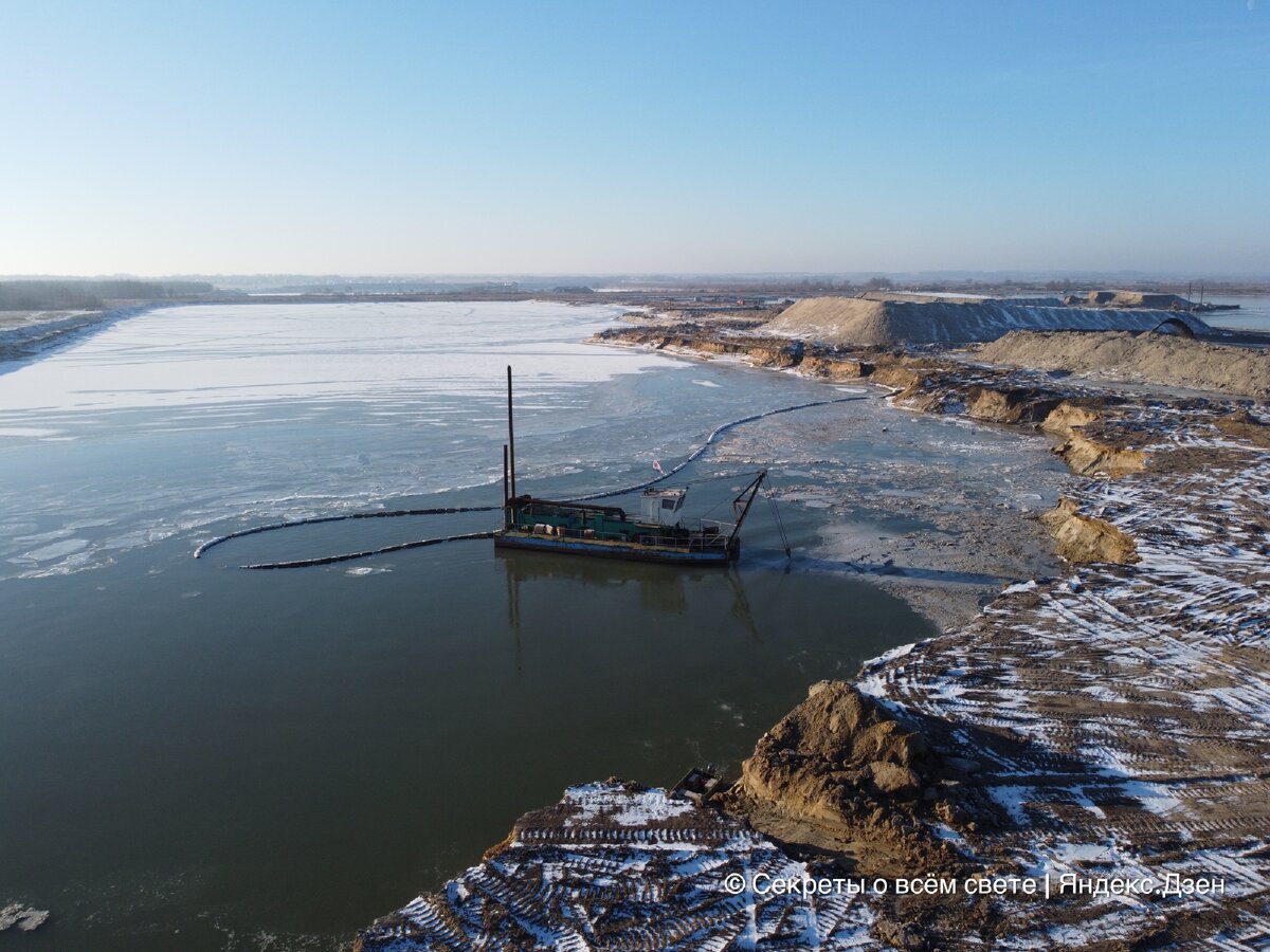 Зимний карьер ещё не замёрз 