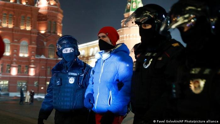 арест протестующих людей в Москве 