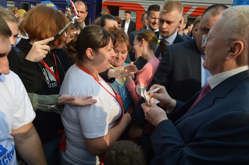 Источник: https://www.dovod.online/zhirinovskij-vo-vladimire-razdaval-dengi/