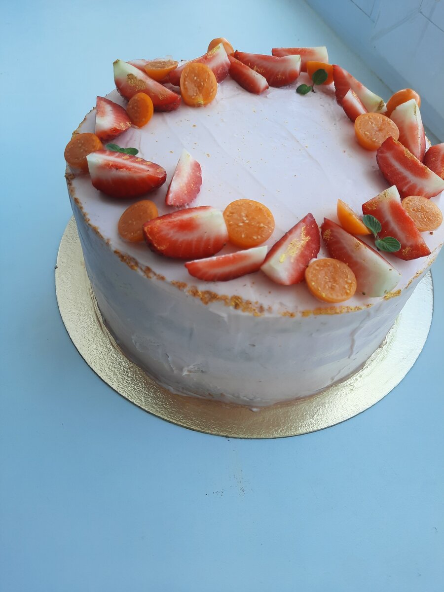 Такой высокий тортик получается из бисквита.