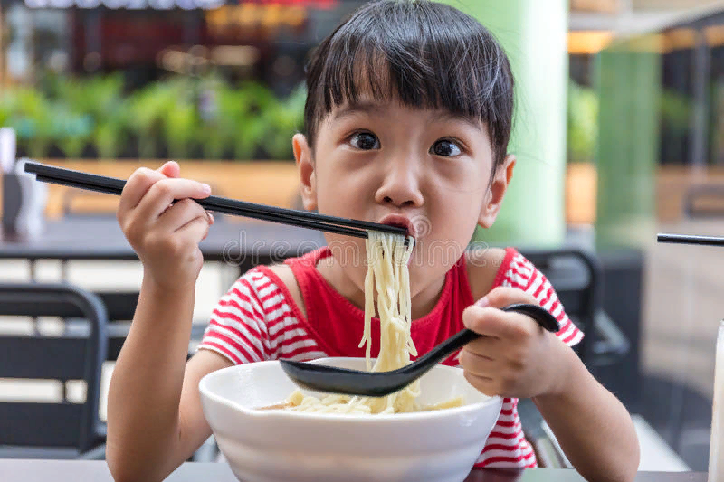 Как есть китайский мальчик. Китаец ест лапшу. Китайцы завтракают. Китайцы едят палочками. Китайцы едят суп палочками.
