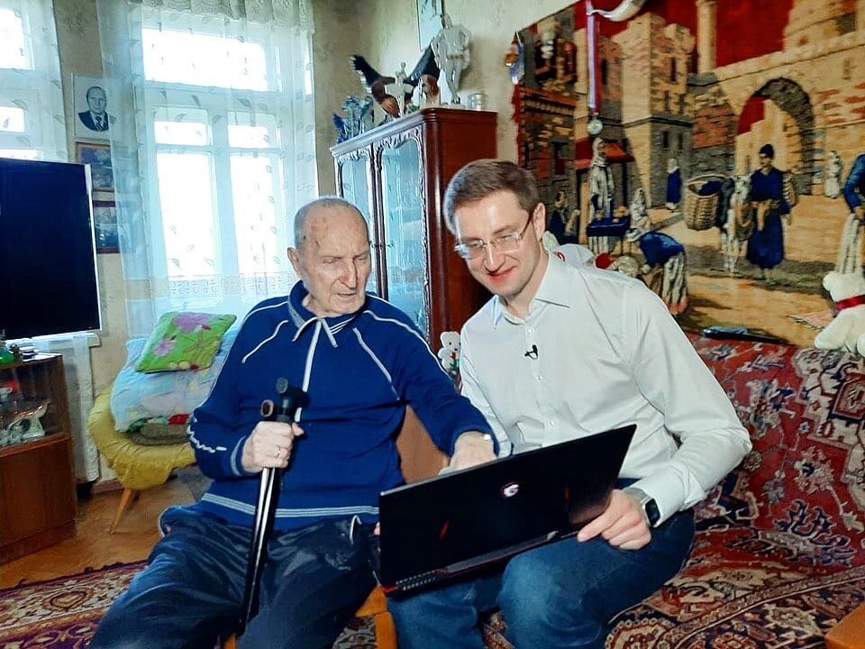 Роман Акимов в гостях у Виктора Шувалова показывает уникальные кадры Олимпиады 1956 года, где Виктор Григорьевич в составе сборной СССР завоевал первые в истории золотые медали.