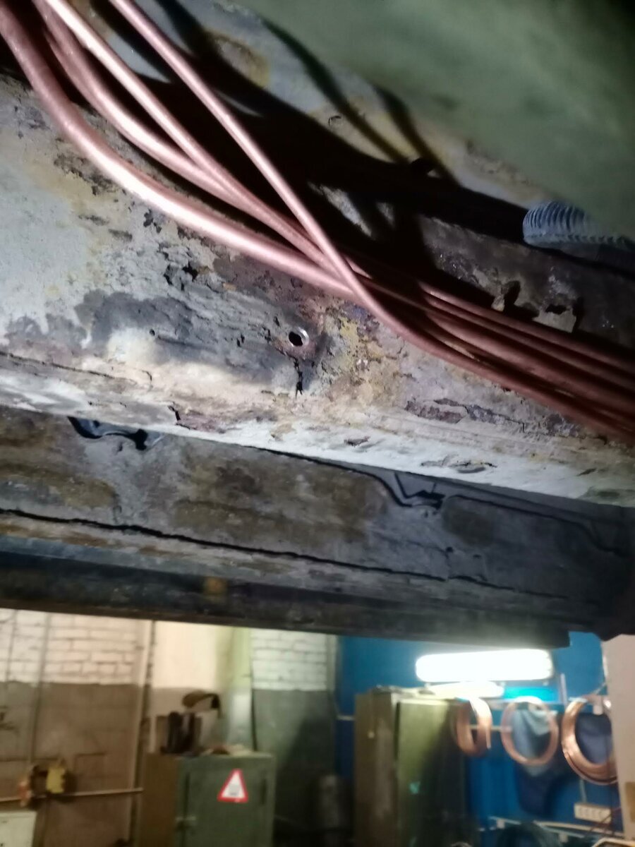 Примерка топливной трубки. Как правило, все повороты и изгибы трубки мы формируем на базе старой, отжившей свое. Но не всегда старый материал пригоден для работы шаблоном, в таких случаях магистраль прокладывается по местам креплений и аккуратно формуется.