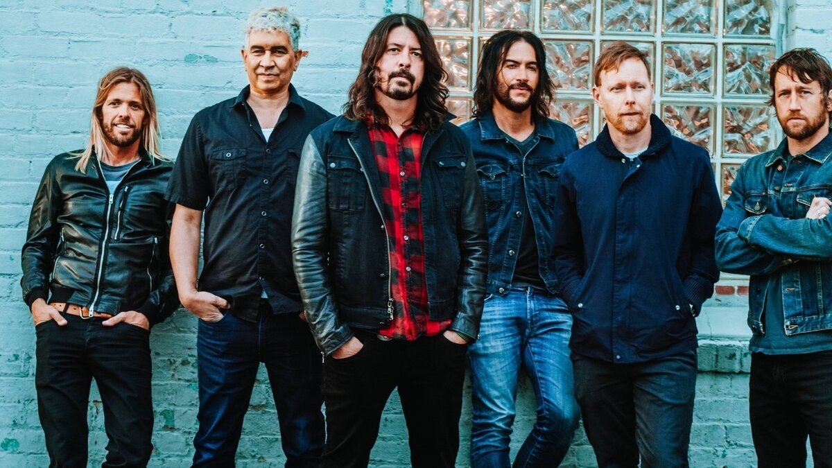 Foo Fighters. Слева направо: Тэйлор Хокинс (ударные), Пэт Смир (гитара), Дэйв Грол (вокал, гитара), Реми Яффе (клавишные), Нейт Мендел (бас), Крис Шифлетт (гитара).