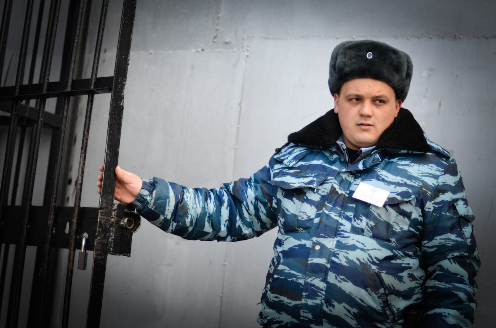 Охраняют тюрьму. ФСИН России тюрьма. Сотрудник ФСИН. Форма охранников в тюрьме. Форма тюремного надзирателя.