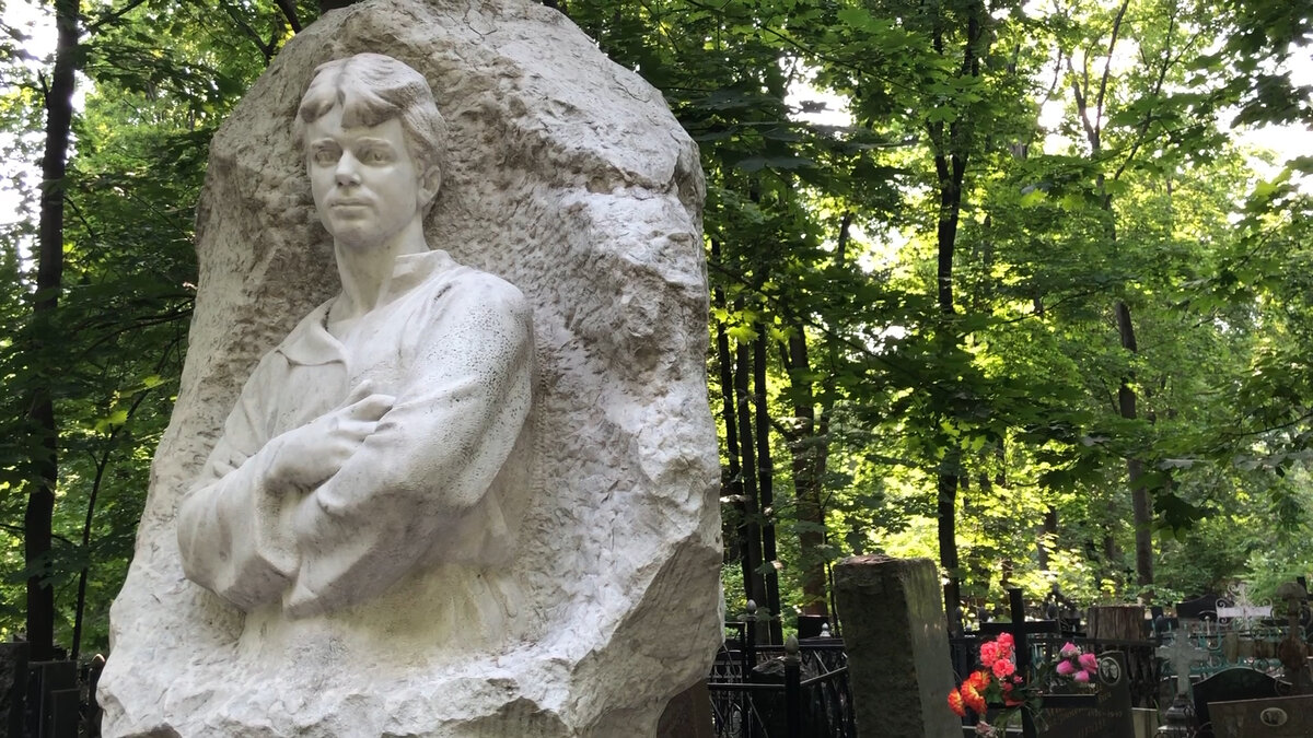 Тема смерти появляется в ранних стихотворениях Есенина и остается на весь период его творчества