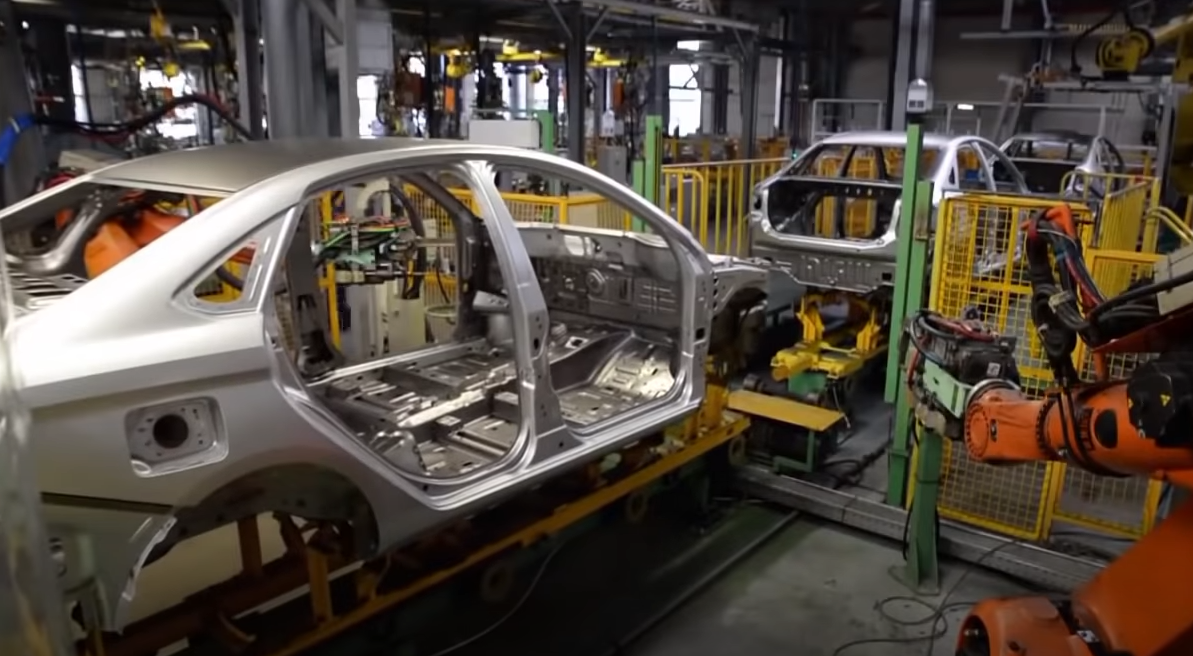 Веста до покрасочных работ. Обратите внимание на то, как отличается крыша от остального кузова. Крыша делается из необработанного металла.