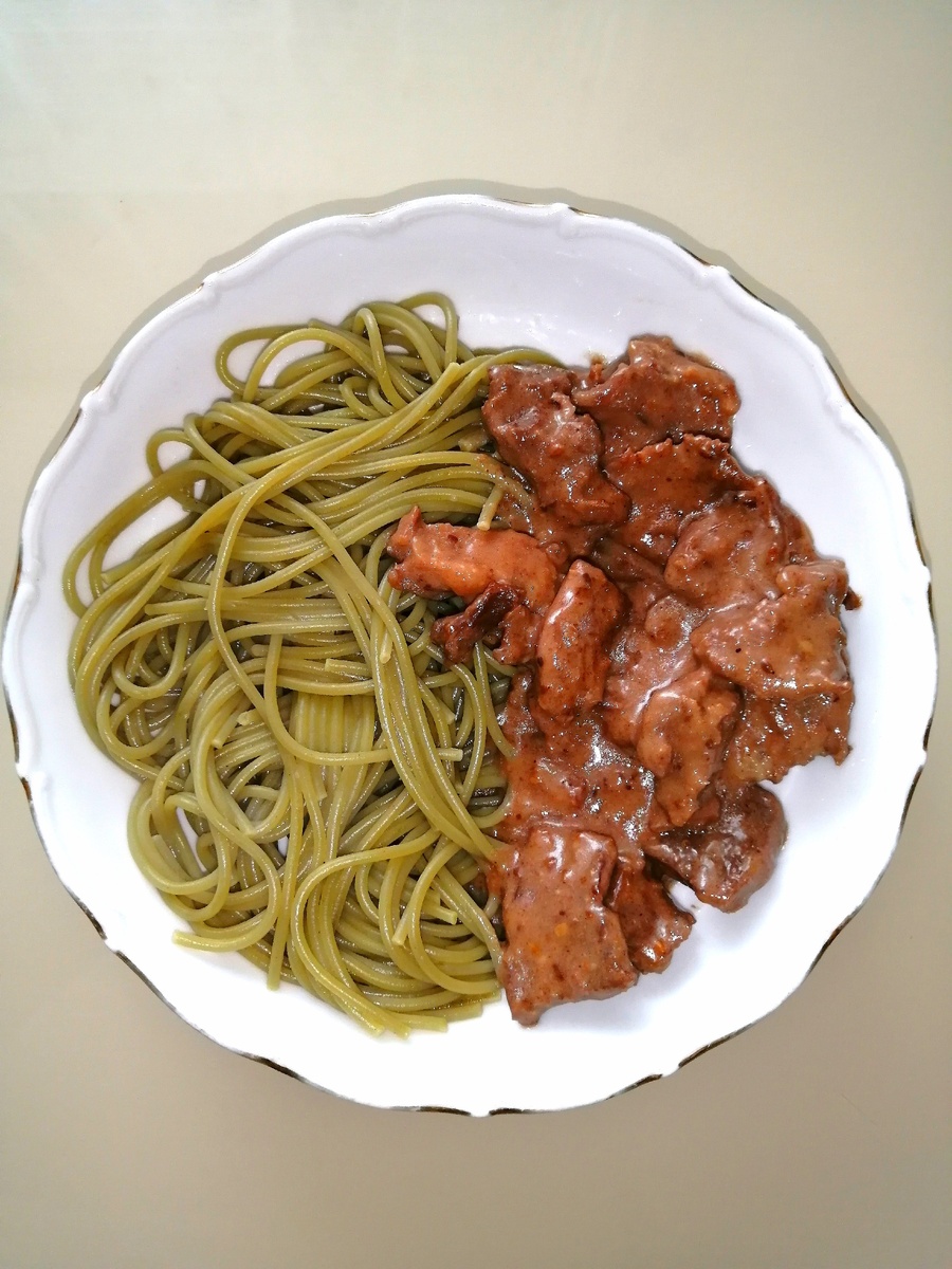 На гарнир - шпинатные макароны. Листайте вправо, там упаковка макарон.